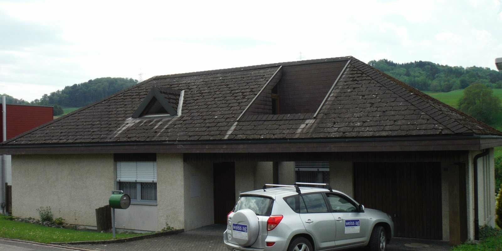 Avant la rénovation de toiture à l’aide de tuiles PREFA, outeau inclus