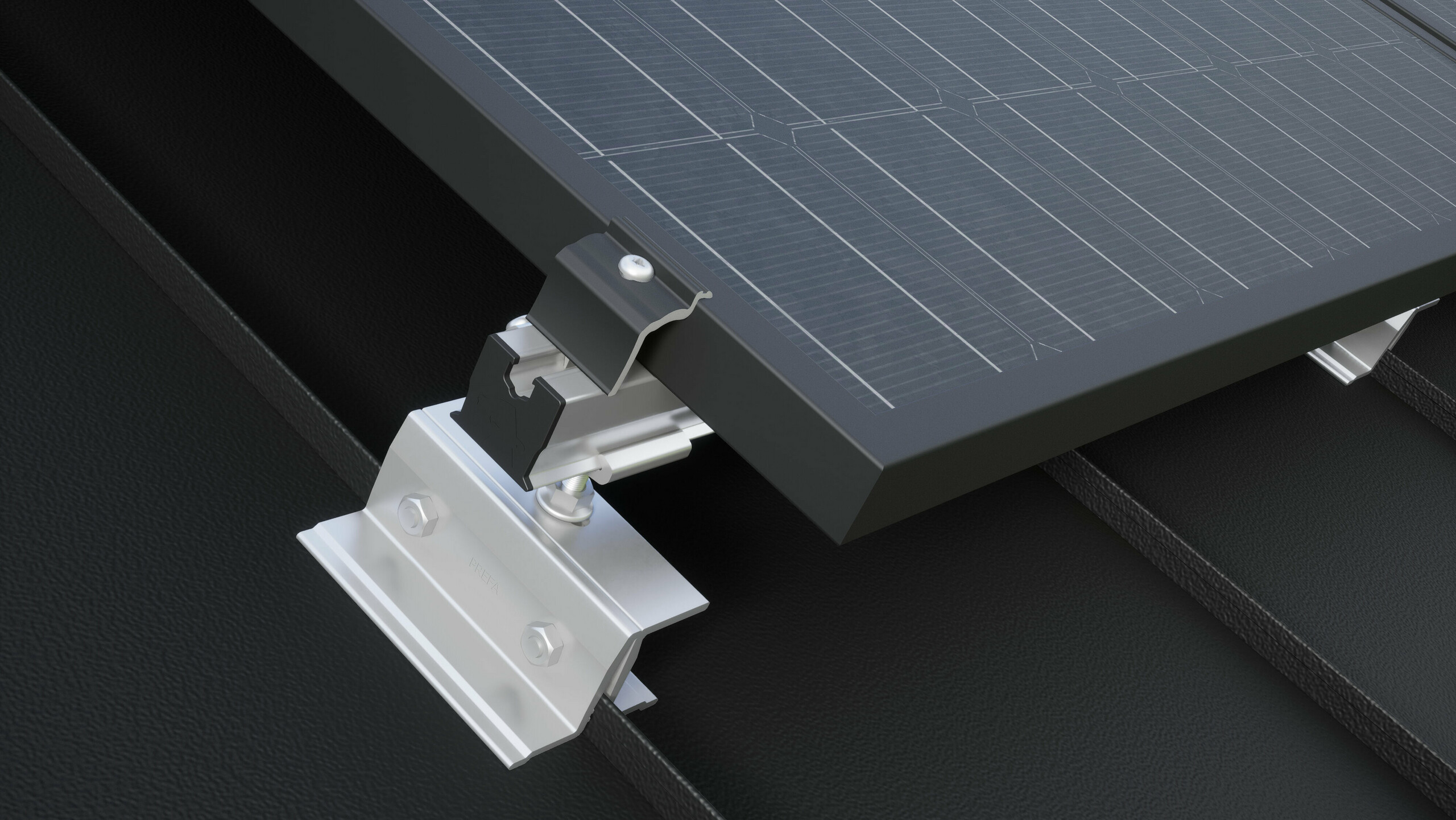 Close-up van de PREVARIO PREFALZ zonnepaneelhouder, gemonteerd op een donker PREFA-dak, dat de railprofiel draagt. Het zonnepaneel is met de PREVARIO eindklem op de railprofiel bevestigd.