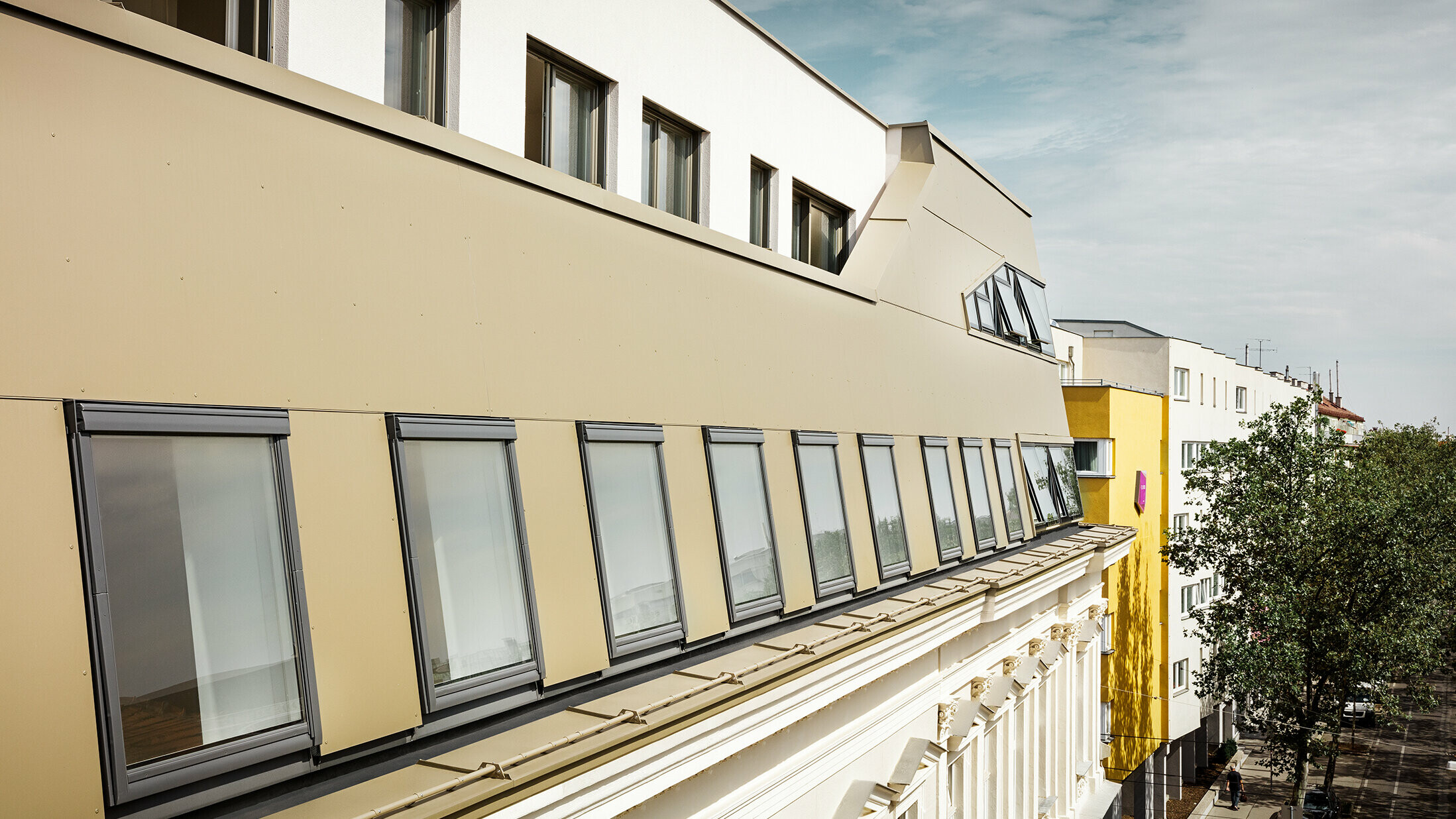 Aménagement et rehaussement de combles à Vienne, Schloßhofer Straße — Panneaux composites en aluminium PREFA de couleur bronze