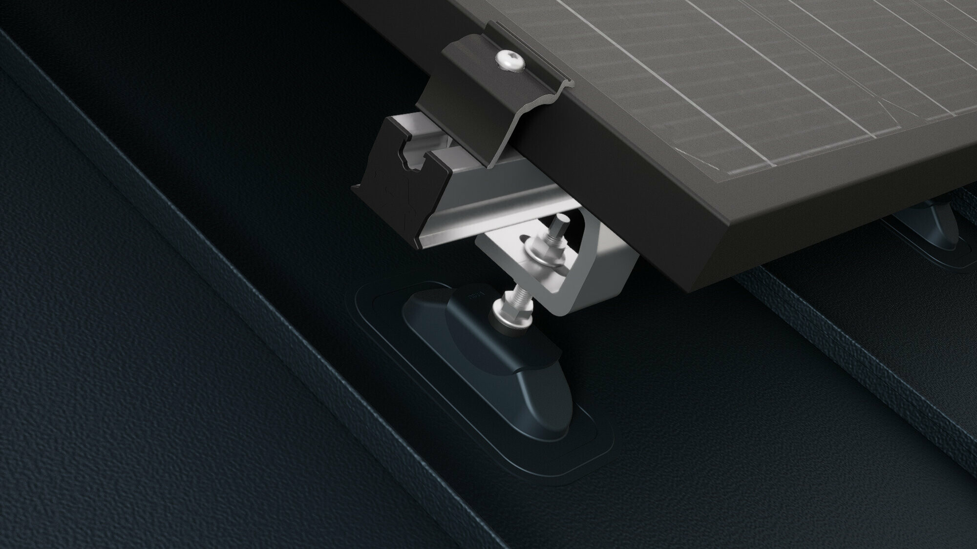 Close-up van de PREVARIO Sunny-zonnepaneelhouder, gemonteerd op een PREFALZ-dak, dat het railprofiel draagt. Het zonnepaneel is met de PREVARIO-eindklem op het railprofiel bevestigd.