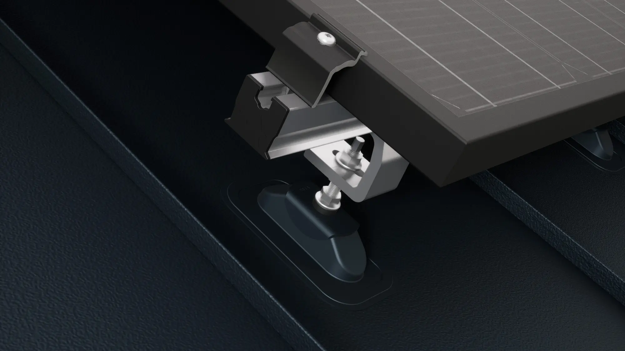 Close-up van de PREVARIO Sunny-zonnepaneelhouder, gemonteerd op een PREFALZ-dak, dat het railprofiel draagt. Het zonnepaneel is met de PREVARIO-eindklem op het railprofiel bevestigd.