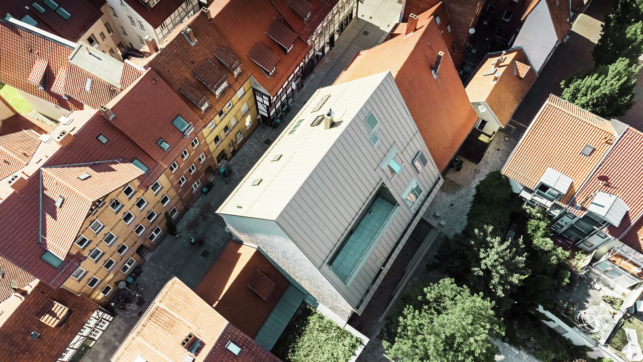 Prise de vue du ciel de la toiture Prefalz de la Maison des Arts à Göttingen.