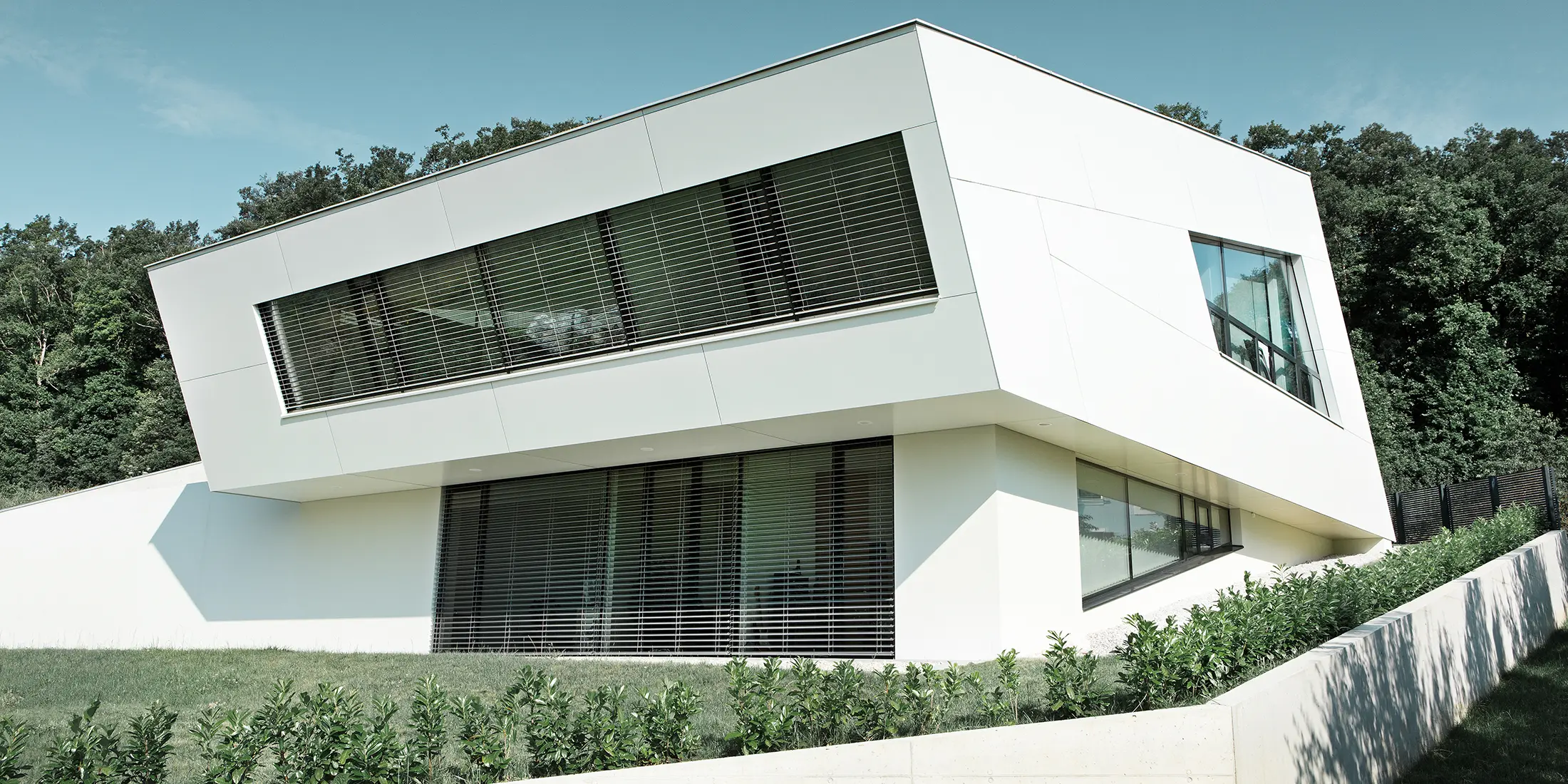 Das exklusive Einfamilienhaus in Bad Tatzmannsdorf begeistert mit einer markanten, futuristischen Architektur und einer hochwertigen PREFA Fassade aus Aluminium Verbundplatten im Farbton P.10 Reinweiß – ideal für modernes, langlebiges Bauen mit Stil.