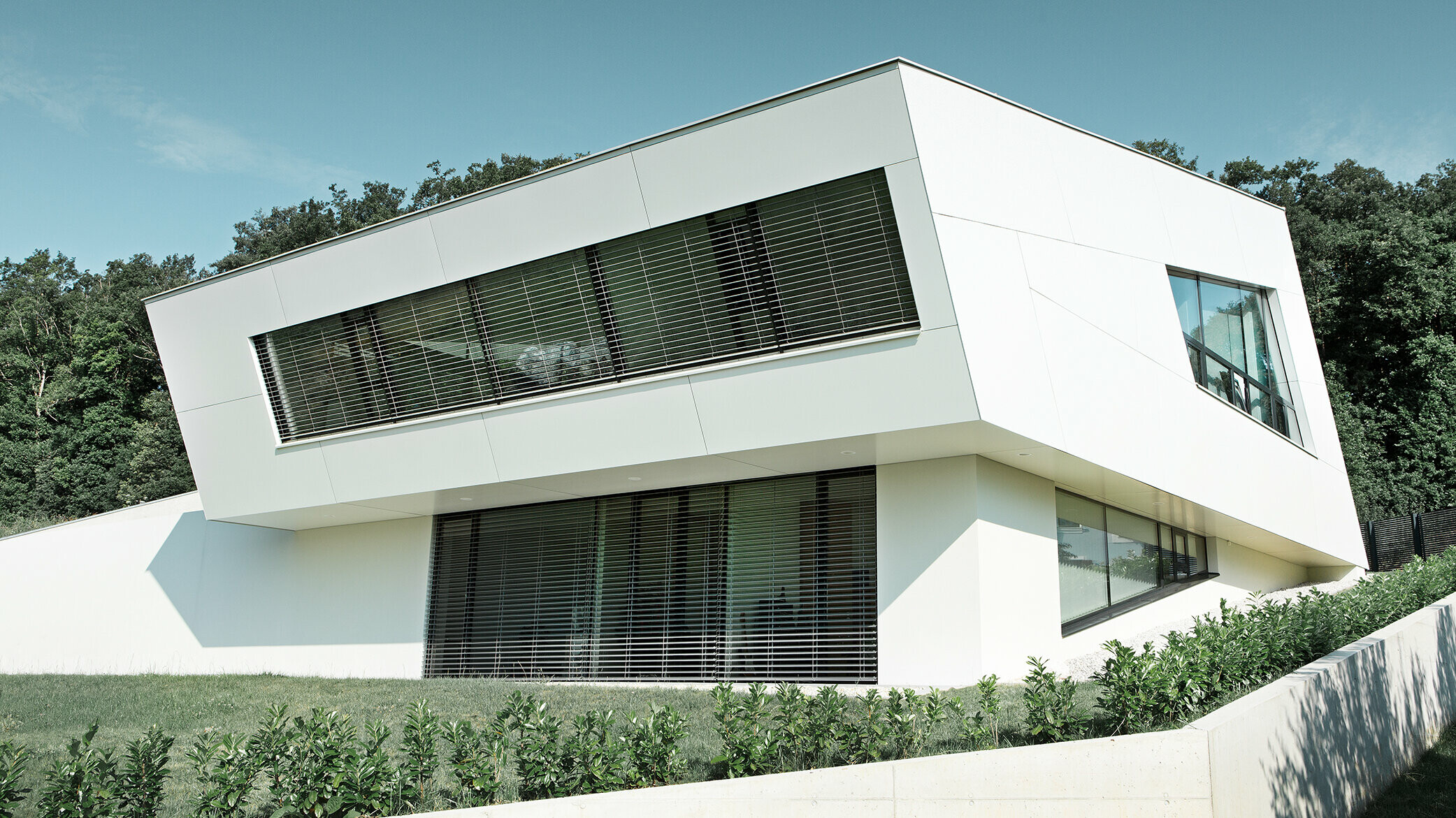 Das exklusive Einfamilienhaus in Bad Tatzmannsdorf begeistert mit einer markanten, futuristischen Architektur und einer hochwertigen PREFA Fassade aus Aluminium Verbundplatten im Farbton P.10 Reinweiß – ideal für modernes, langlebiges Bauen mit Stil.