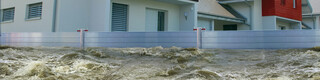 Sur la photo, nous pouvons voir la protection contre les crues PREFA qui protègent plusieurs maisons.