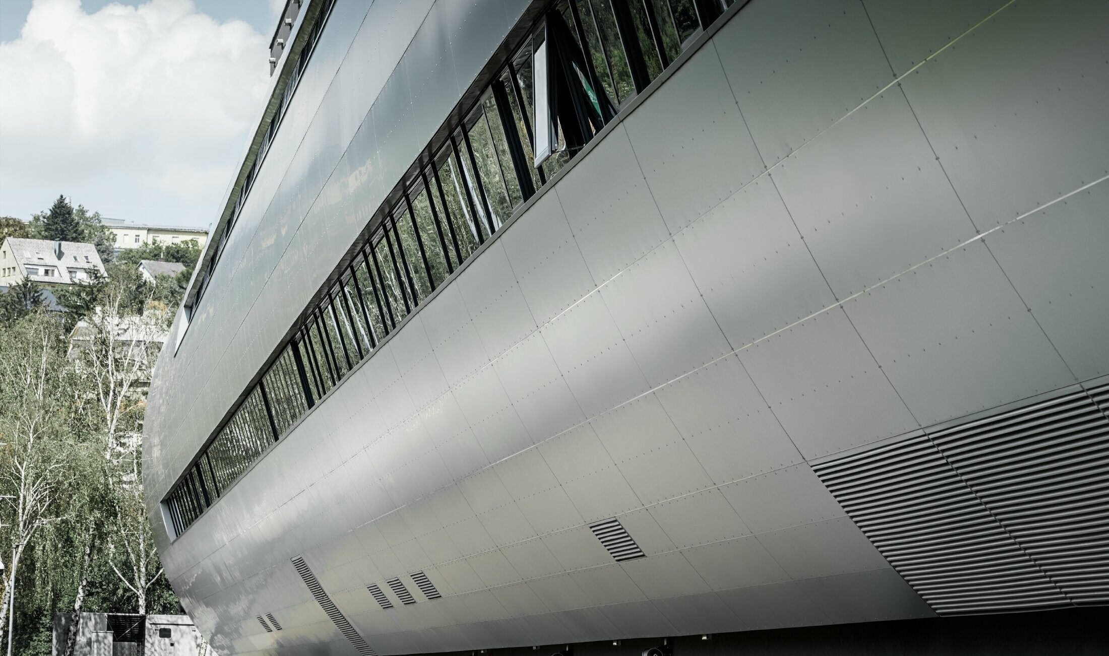 Seitliche Ansicht der Röhre am Allianz Stadion in Wien für SK Rapid; Die Röhre ist mit der Aluminium Verbundplatte in Silbermetallic verkleidet.