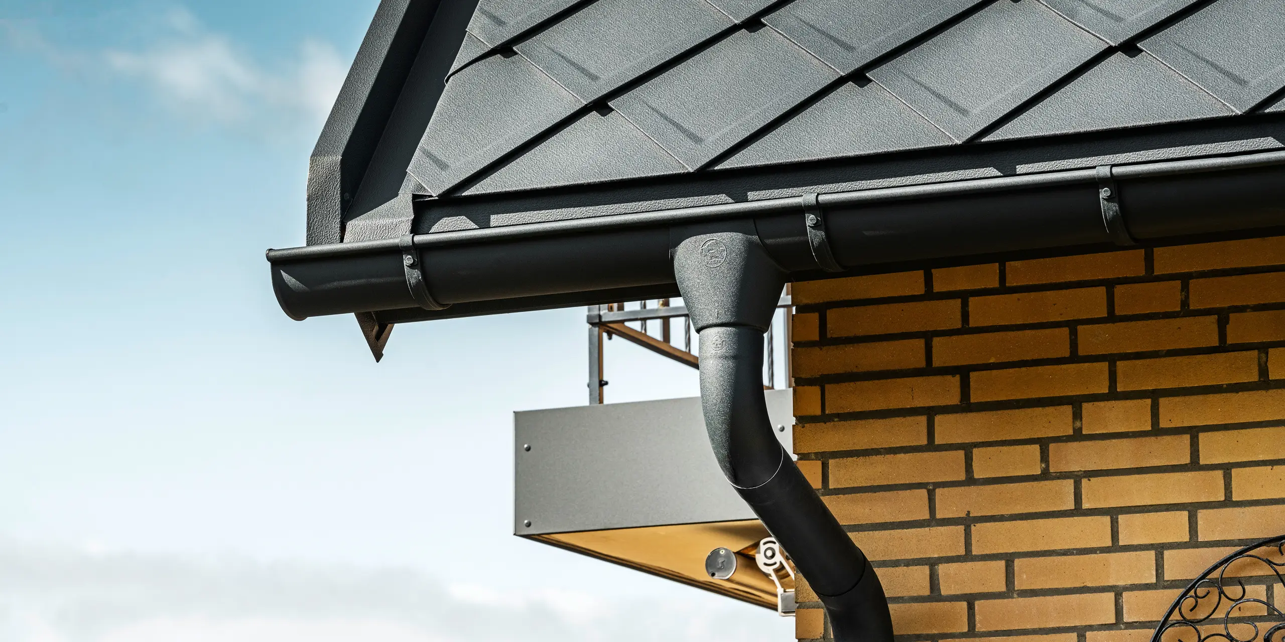 Losange de toiture 29x29 PREFA, joint debout PREFALZ, gouttière suspendue et tuyau de descente de couleur P.10 anthracite ornent une maison individuelle à Tönisvorst.