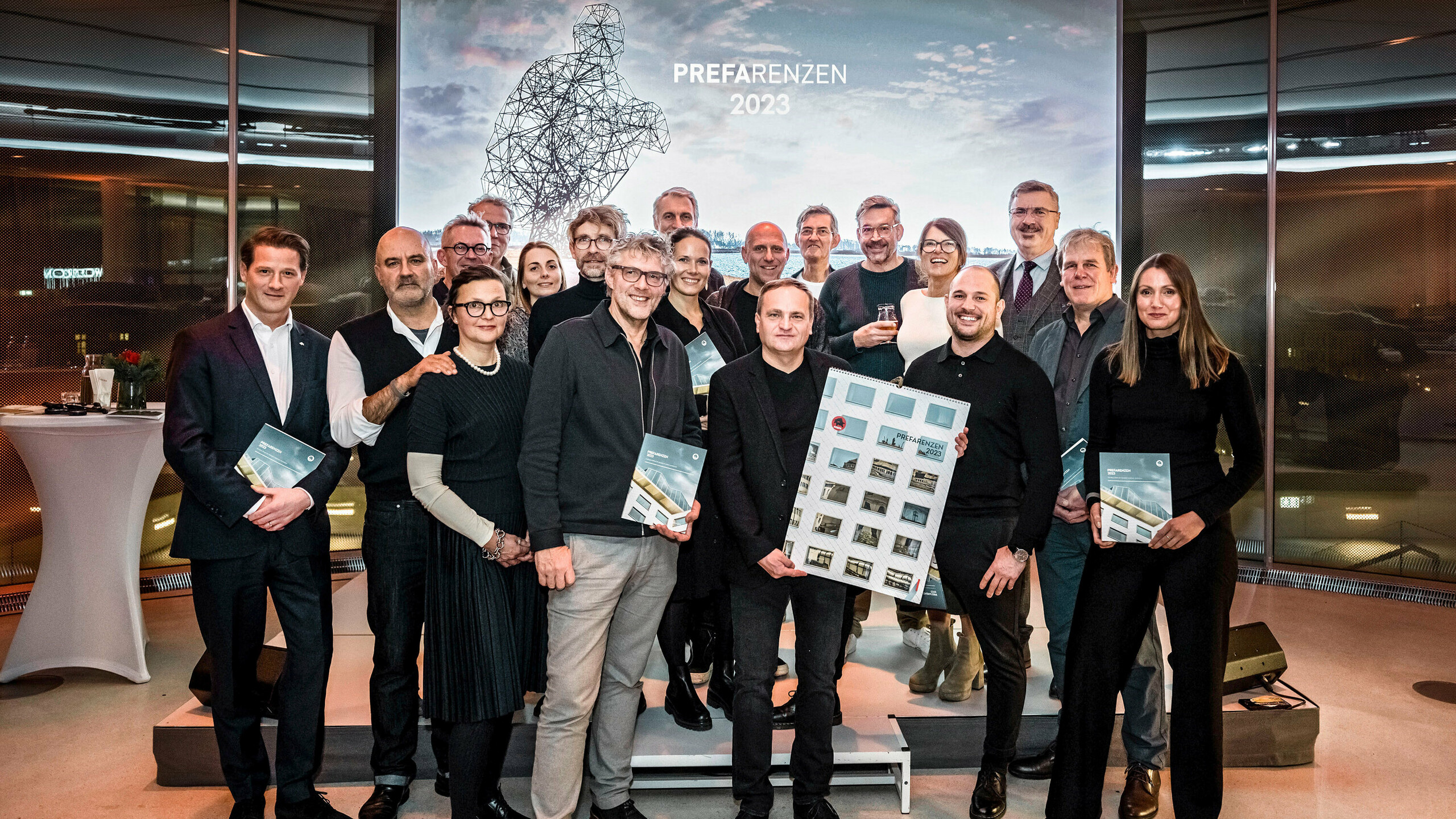 Photo de groupe avec Leopold Pasquali, Aleksander Saša Ostan, Natascha Pavlin, Serge Bertic, Jens-Norbert Schmidt, Mathilde Poupart, Yannick Bohuon, Oliver Kupfner, Kees Marcelis, Chiara Thessarollo, Daniel Zerzán, Martin Lesjak, Dominique Cornaert, Dirk Härle, Susanne Muhr, Facundo Arboit, Karsten Köhler, Volker Petereit, Anastasija Lesjak.