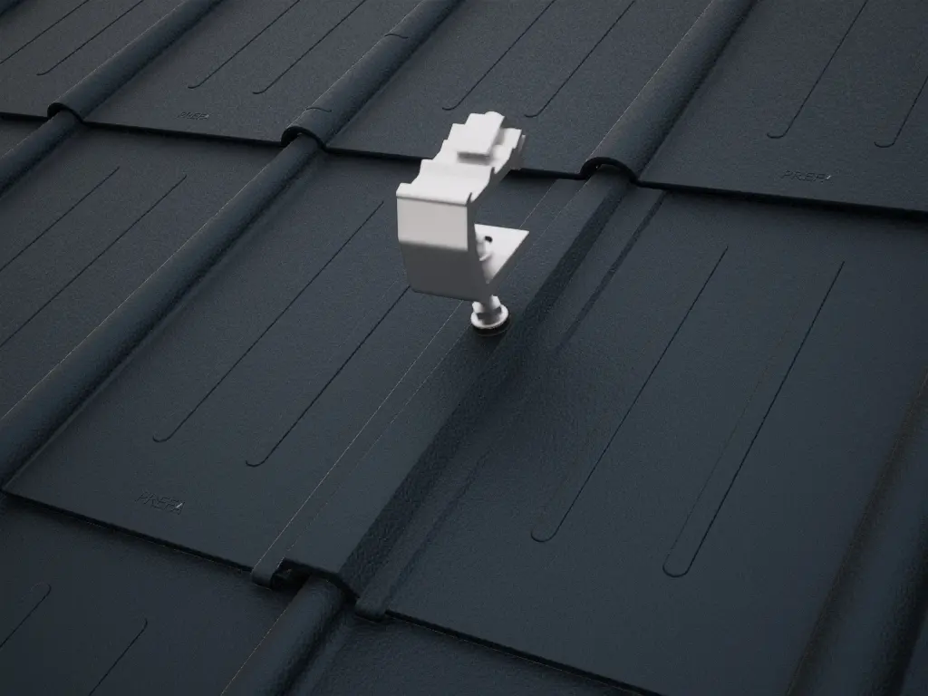 Detailweergave van de PREVARIO Sunny Speciaal zonnepaneelhouder, gemonteerd op een donker dak bedekt met PREFA dakpan.