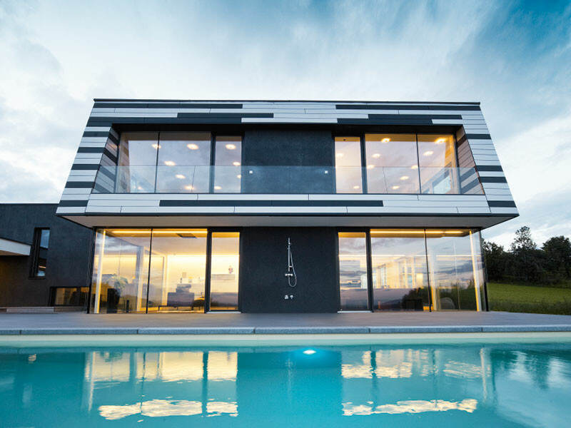Einfamilienhaus mit mehrfarbiger PREFA Sidings-Fassade in Anthrazit matt und Silber inklusive Schattenfuge.
