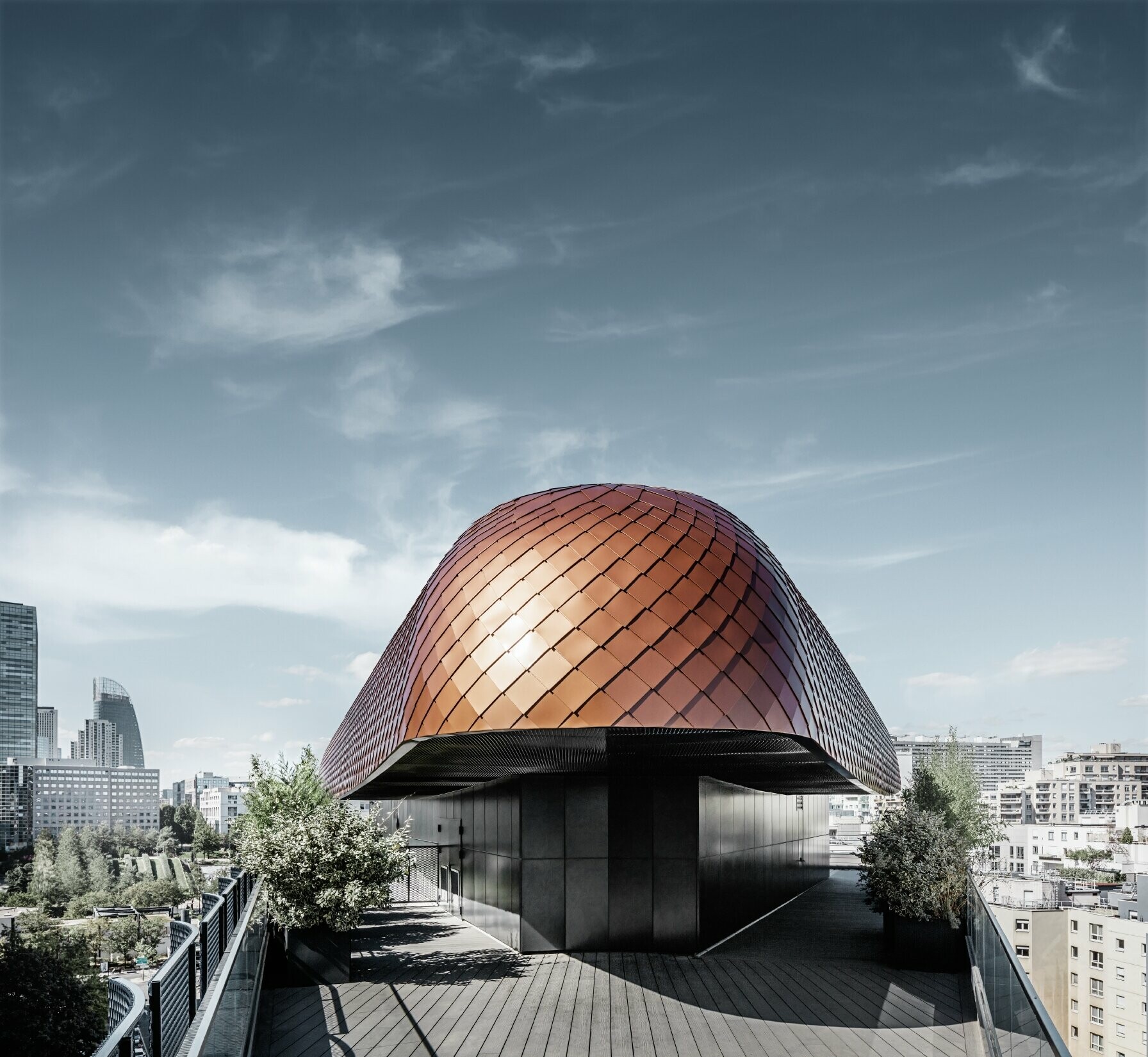 La structure arrondie du bâtiment administratif Blackpearl à Paris a été recouverte de losanges de toiture 29 × 29 PREFA.