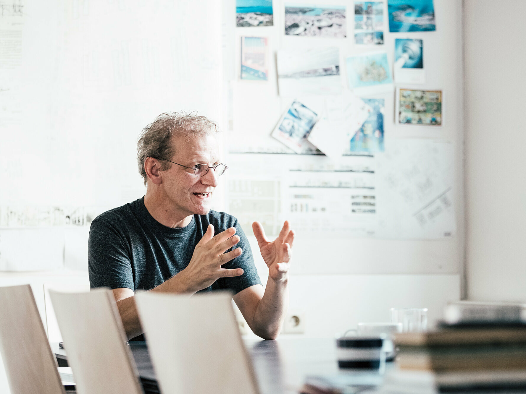 Portrait von Anton Mariacher in seinem Büro.