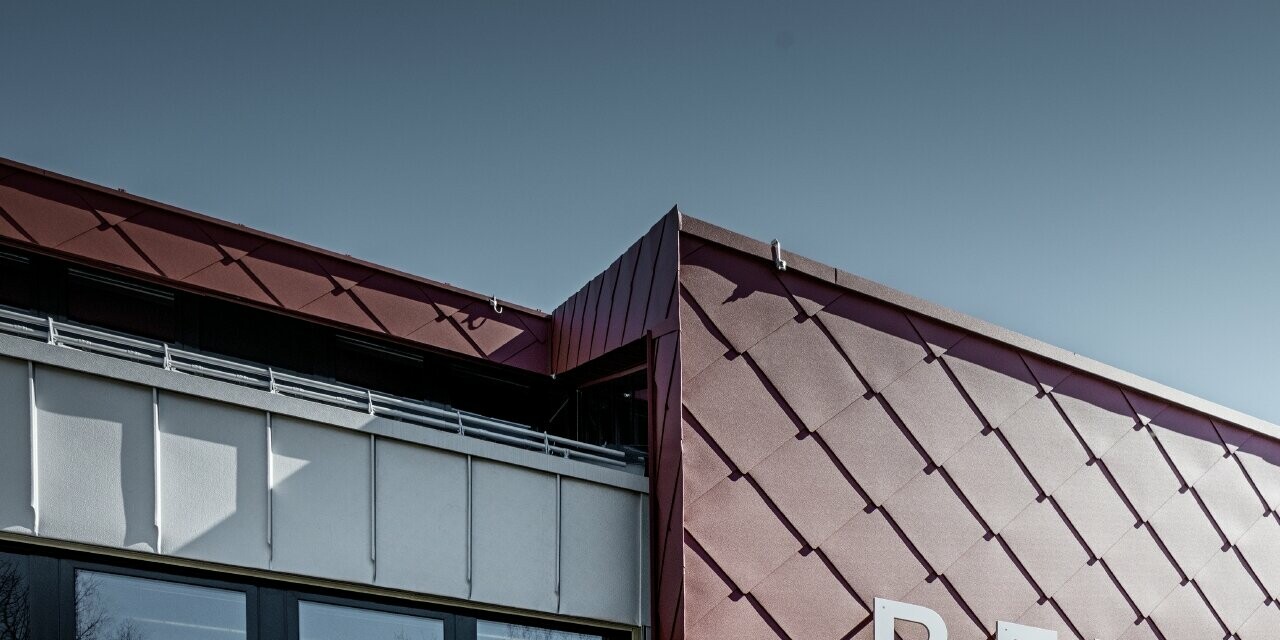 La façade de la caserne de sapeurs pompiers de l’entreprise à Marktl/Lilienfeld a été habillée avec le losange de façade 44 x 44 couleur rouge oxyde, l’inscription « Betriebsfeuerwehr » a été apposée.