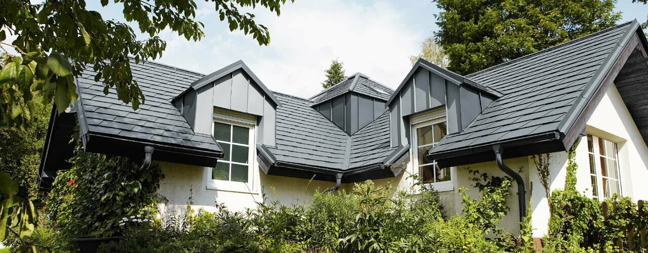 Maison individuelle en République tchèque avec couverture de toit en bardeaux de toiture PREFA couleur anthracite