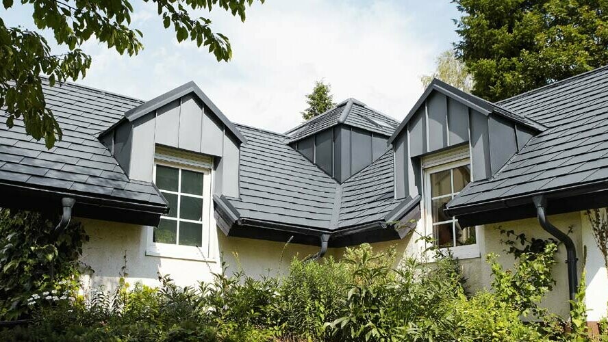 Eengezinswoning in Tsjechië met PREFA dakschindels in antraciet als dakbedekking