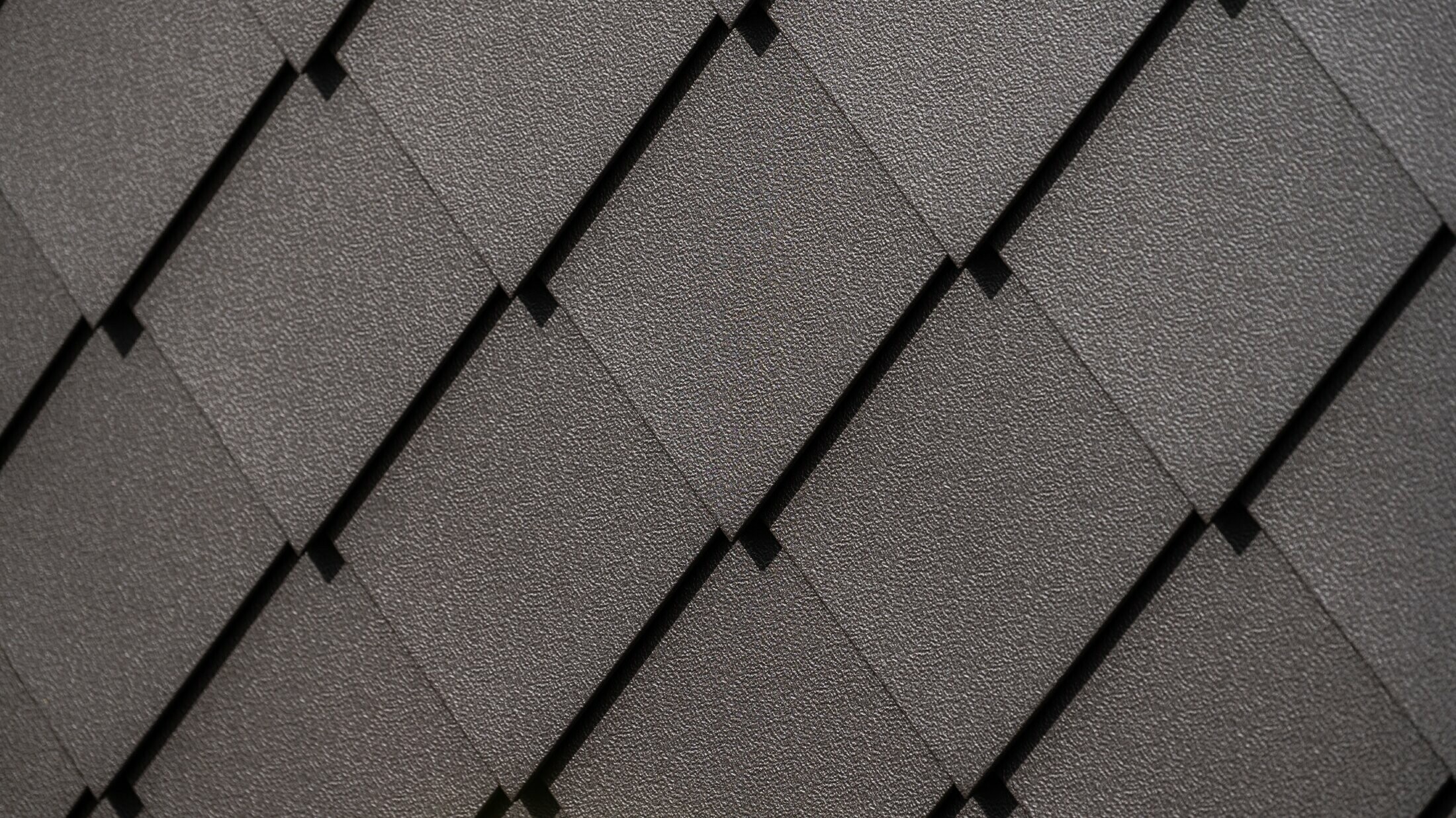 PREFA gevellosange 29 × 29 in hazelnootbruin, detailafbeelding met stucco-oppervlak