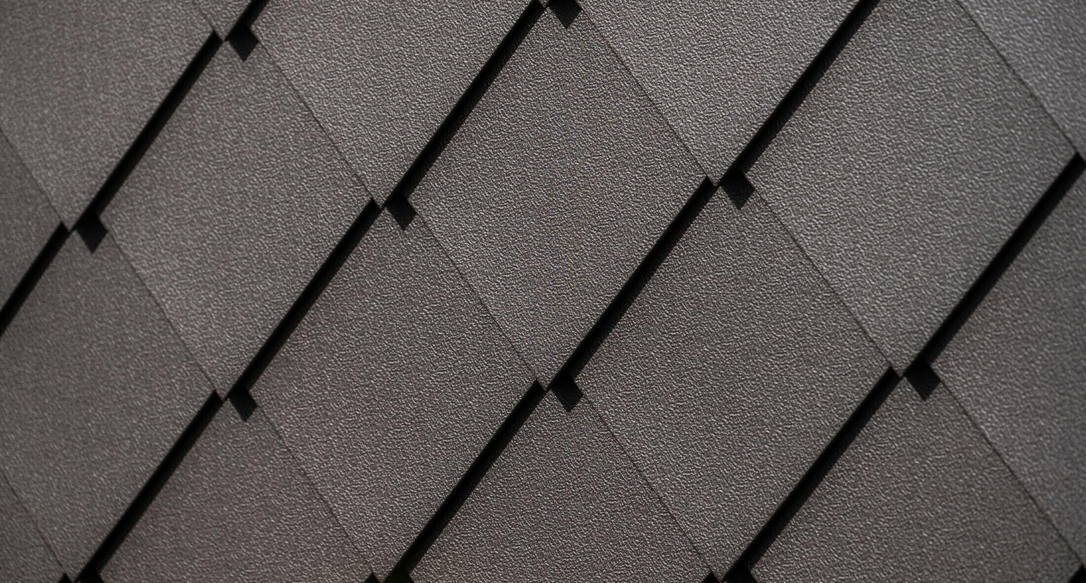 Gros plan du losange de façade PREFA 29 x 29 en brun noisette avec finition stucco