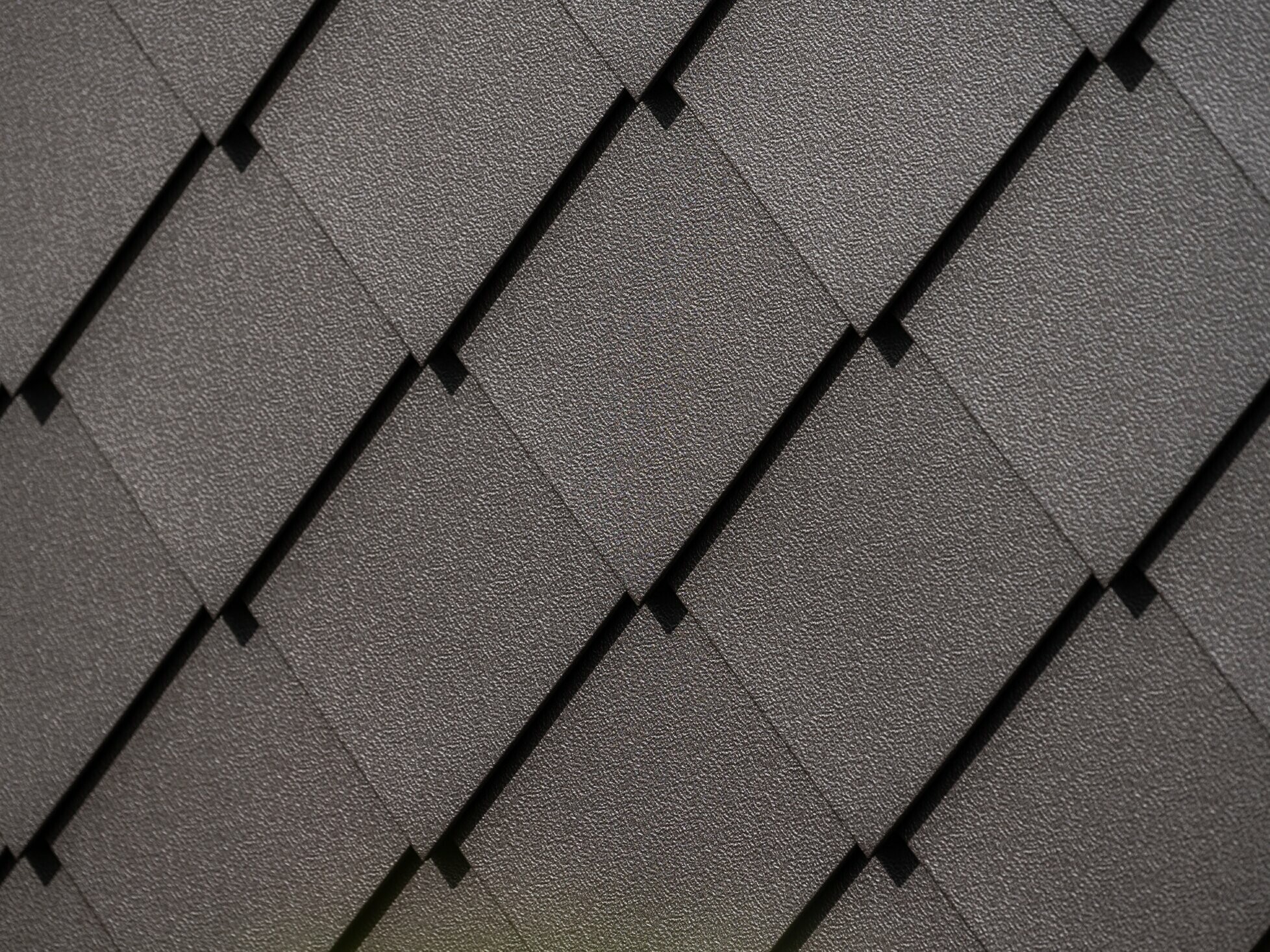 Gros plan du losange de façade PREFA 29 x 29 en brun noisette avec finition stucco