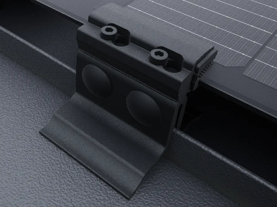 Gros plan du module solaire PREFALZ avec fixations d'extrémité en noir. Les modules sont montés sur les toitures PREFALZ, directement sur les agrafes. 