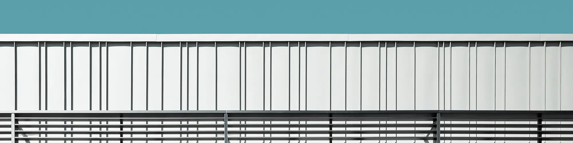 Frontale Nahaufnahme der unregelmäßig rhythmisieren Fassade.