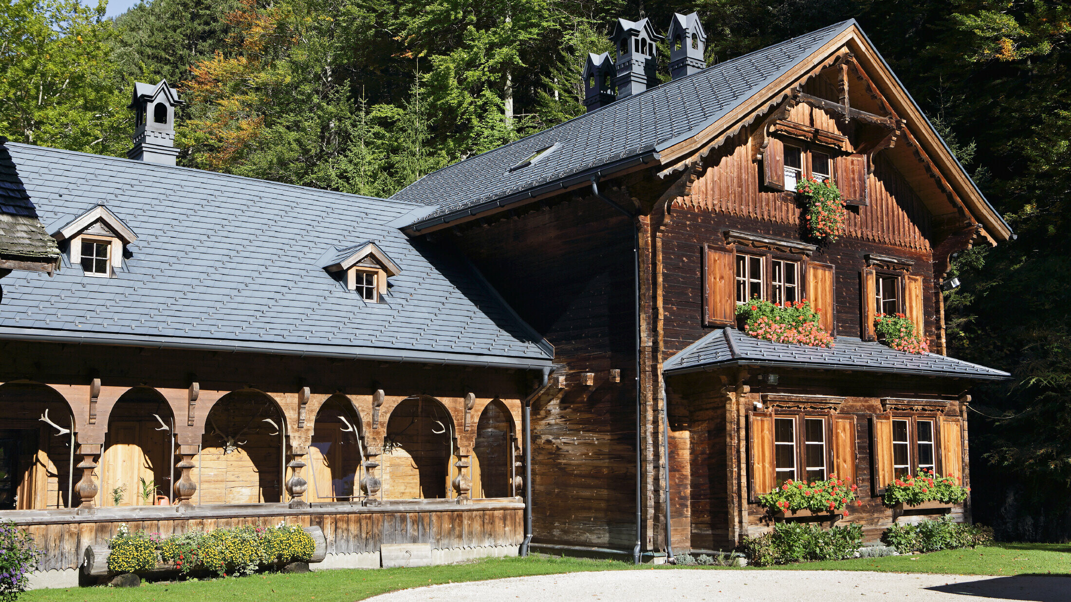 Rustiek jachthuis, Rothschildhaus, gerenoveerd met PREFA dakschindels in P.10 antraciet