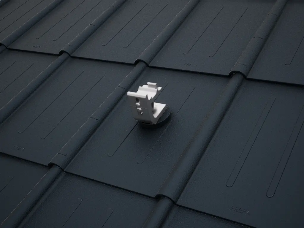 Detailweergave van de PREVARIO 3.S zonnepaneelhouder, gemonteerd op een donker dak met PREFA dakpan.