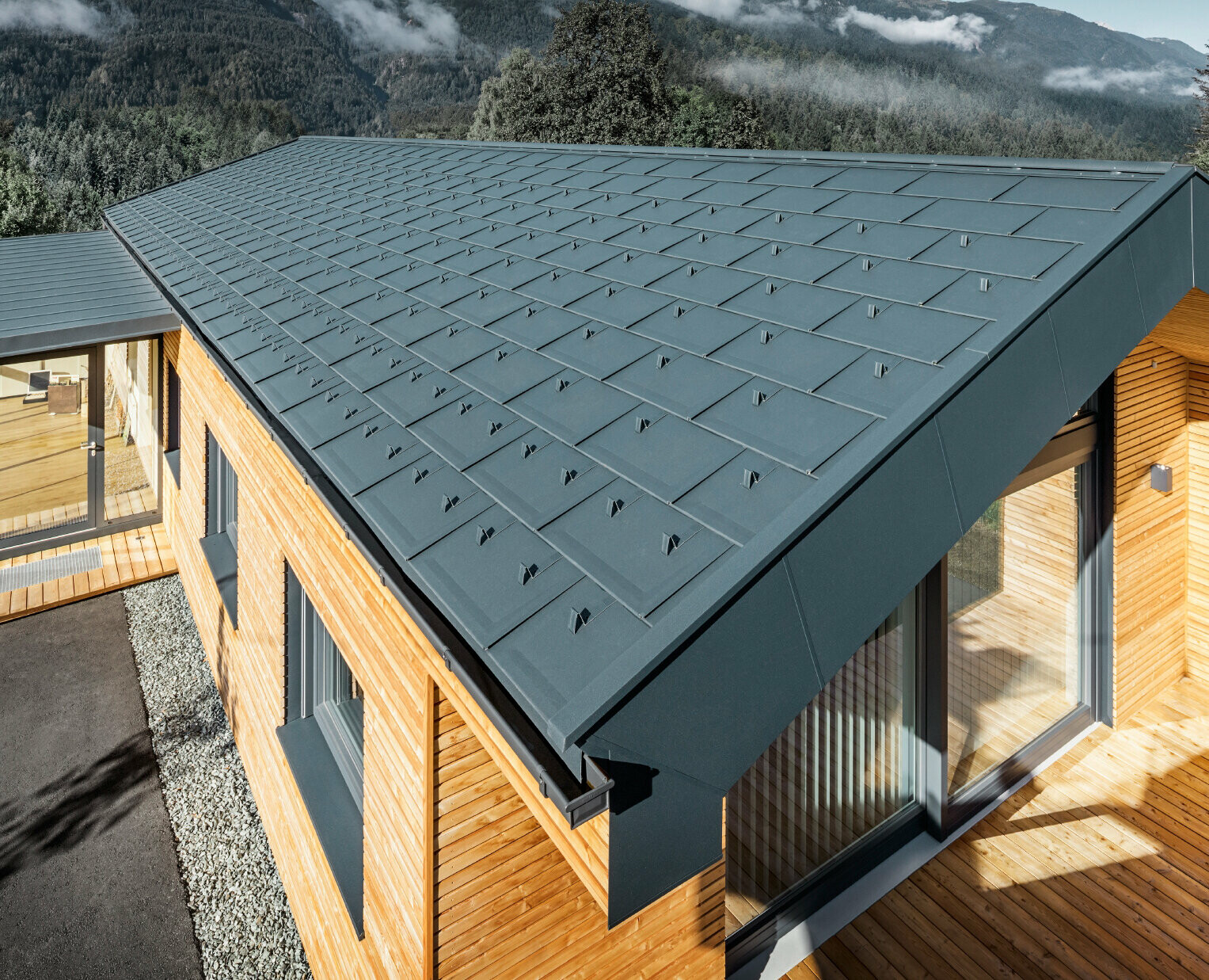 Neues Bürogebäude der Firma Falteiner; Das Dach wurde mit der PREFA Dachplatte R.16 in Anthrazit eingedeckt, die Fassade wurde mit Holz verkleidet.