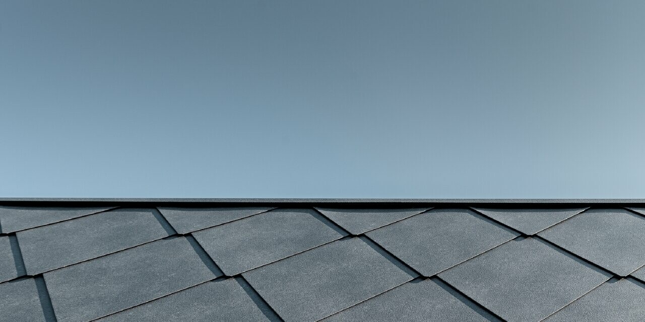 Annexe d’une école primaire — Habillée de losanges de toiture et de façade PREFA en aluminium de couleur gris pierre