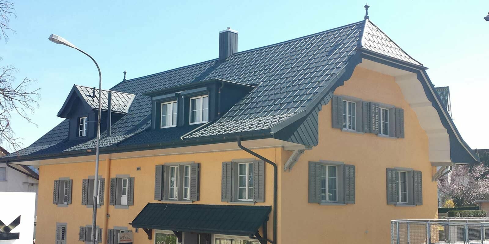 Rénovation d’un toit à deux pans en croupe à l’aide de tuiles PREFA couleur P.10 anthracite