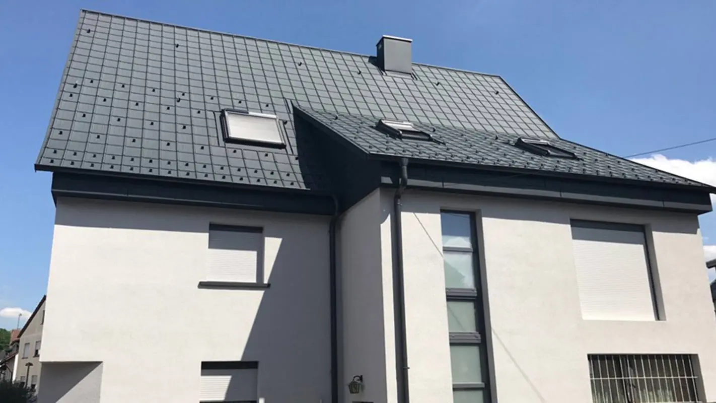 Dachsanierung eines Satteldaches mit der PREFA Dachplatte, weiße Fassade