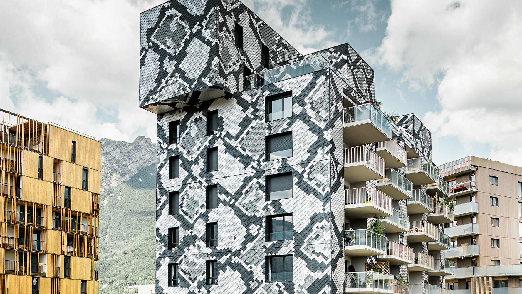 De gevel van deze meergezinswoning in Grenoble doet met schubben in verschillende kleuren aan een slang denken.