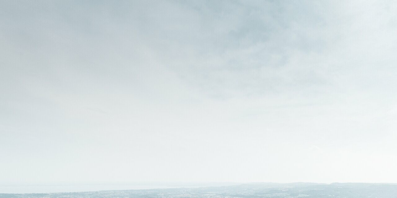 Propriété sur les hauteurs avec vue étendue sur les alentours, grande terrasse et piscine — Toiture PREFA à joints debout de couleur gris quartz