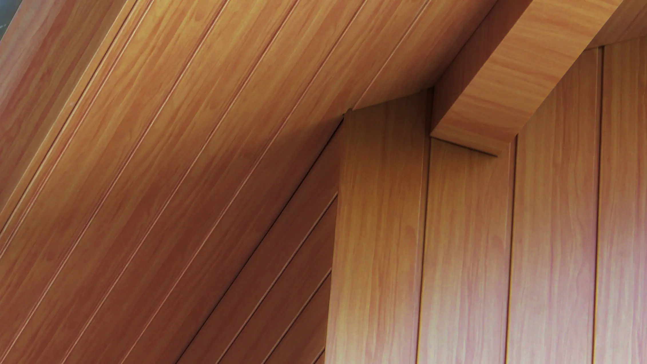 Dakoverstek bekleed met aluminium sidings van PREFA in eiken naturel.