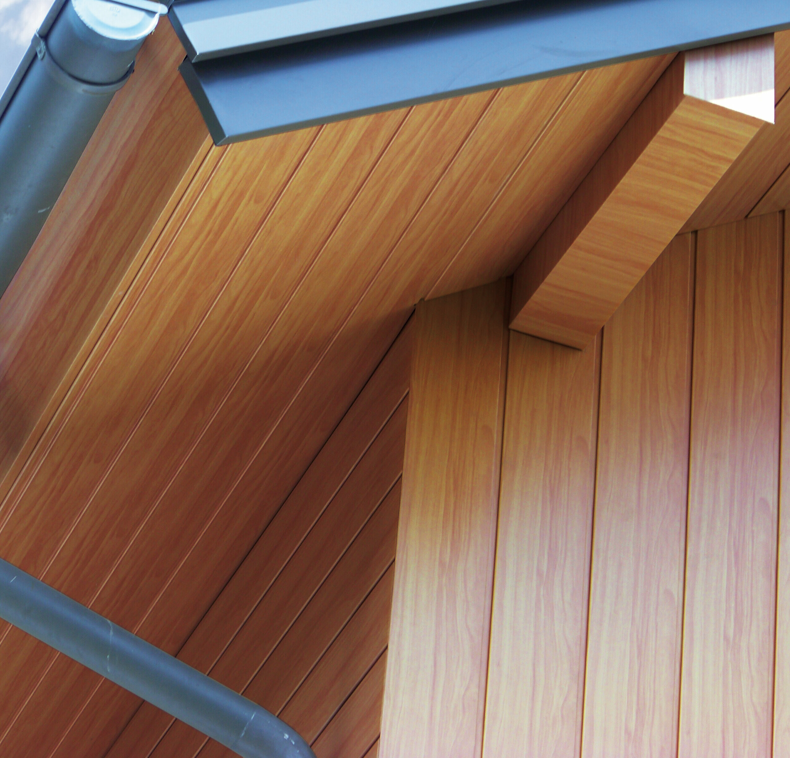 PREFA Experten-Tipp: Dachuntersicht und Dachüberstand Dachuntersicht verkleidet mit den PREFA Sidings in Holz hell aus Aluminium.