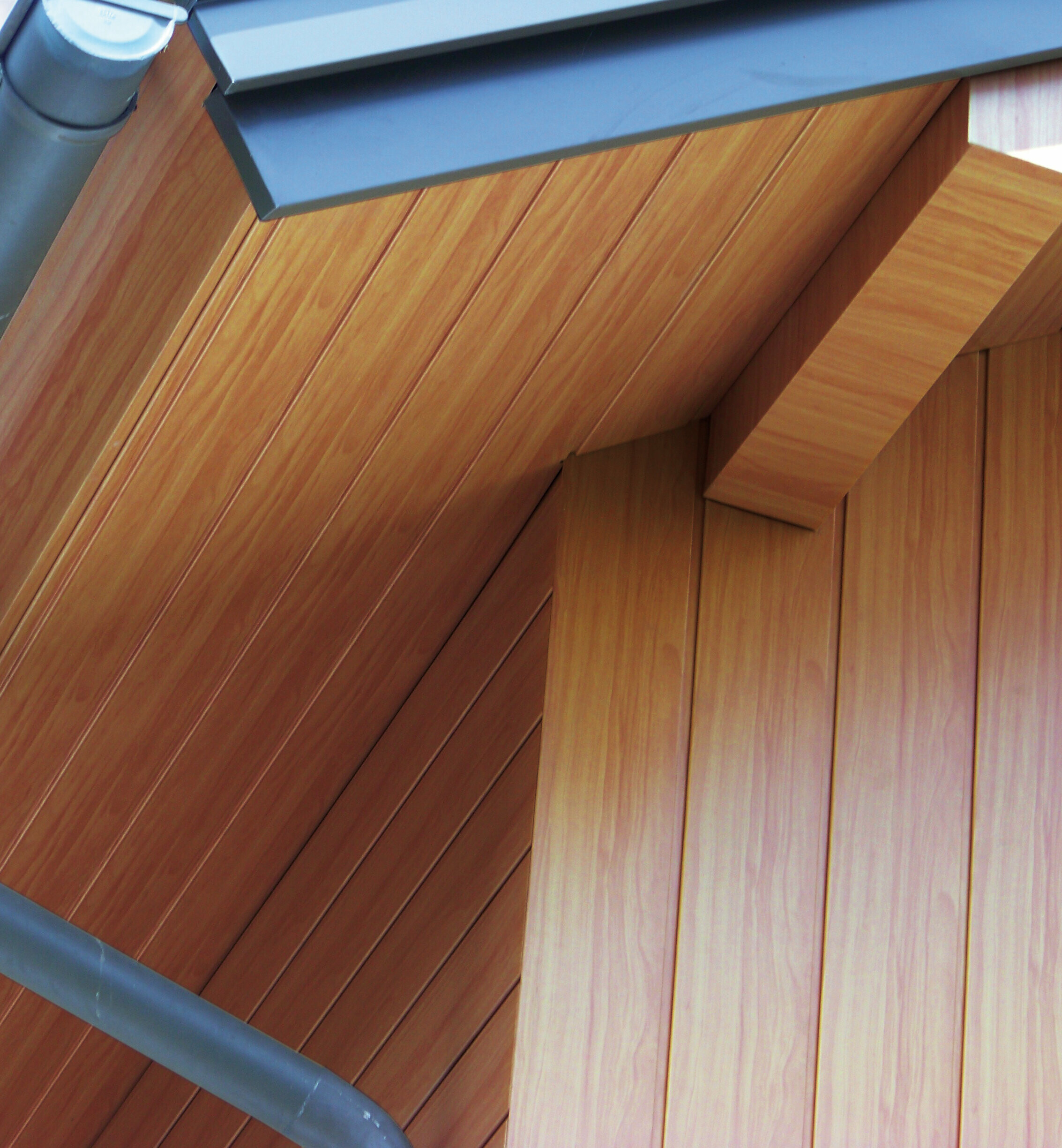 PREFA Experten-Tipp: Dachuntersicht und Dachüberstand Dachuntersicht verkleidet mit den PREFA Sidings in Holz hell aus Aluminium.