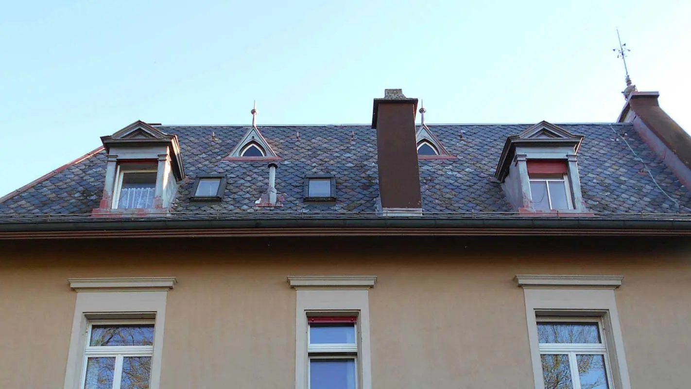 Avant la rénovation de toiture à l’aide de losanges de toiture PREFA