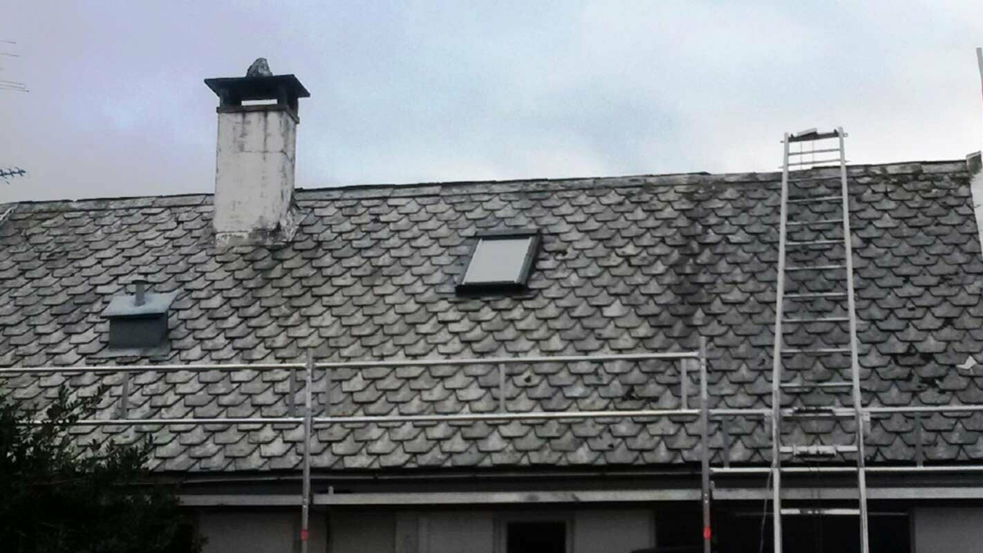 Dakrenovatie van een zeer oud dak met de PREFA daklosange inclusief schoorsteen