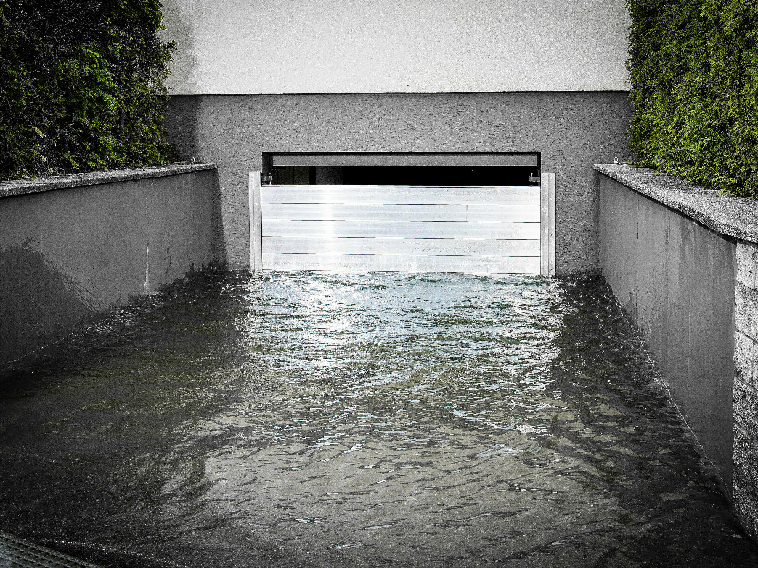 Sur la photo nous pouvons apercevoir la protection contre les crues montée, celle-ci protège ici la porte de garage d'une grande montée d'eau.