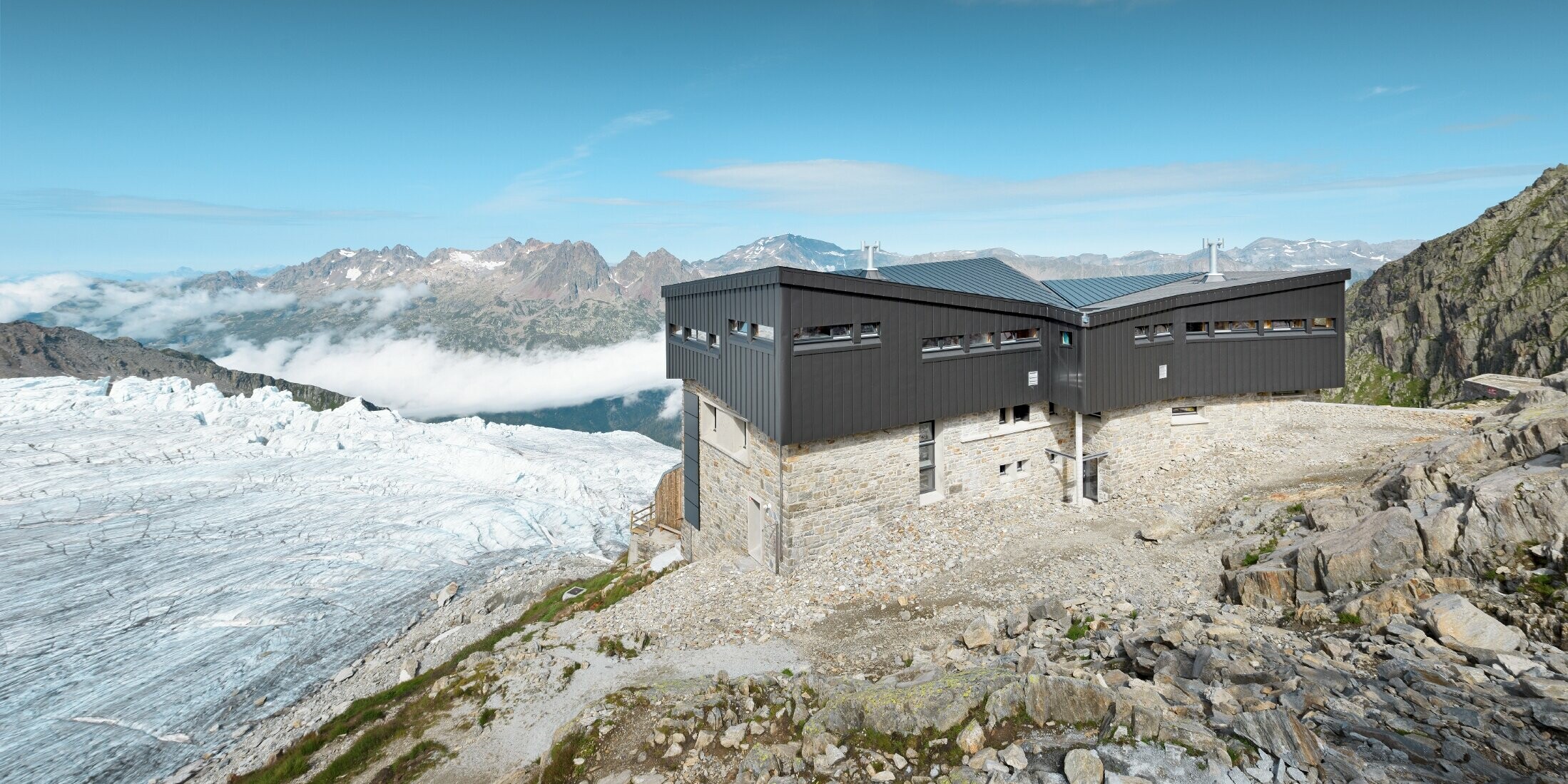 Refuge Albert 1er am Mont Blanc mit PREFALZ in Schwarzgrau am Dach und der Fassade.
