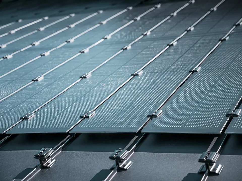 Detailaanzicht van de montage van Prefalz-zonnepanelen op een dak in Meschede