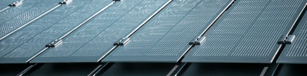Detailaanzicht van de montage van Prefalz-zonnepanelen op een dak in Meschede