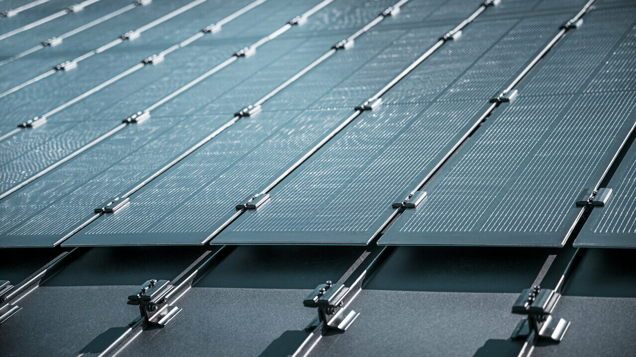 Detailaanzicht van de montage van Prefalz-zonnepanelen op een dak in Meschede