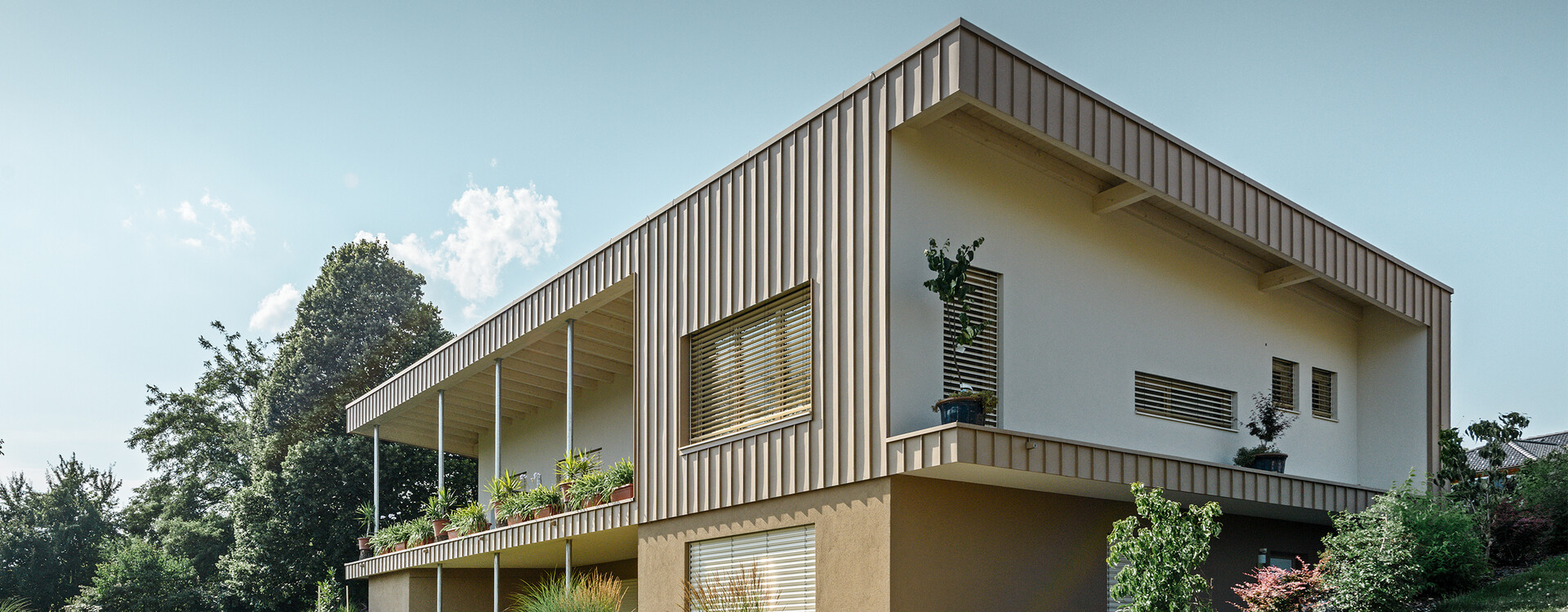 Modernes Einfamilienhaus eingedeckt mit PREFA Prefalz Fassadenelementen