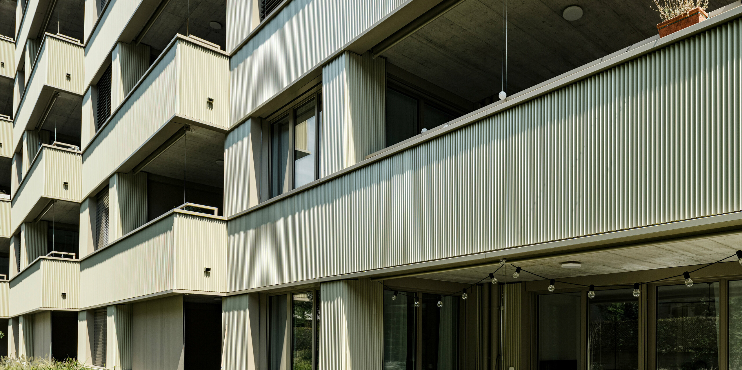 Le bâtiment résidentiel moderne "Stetterhaus" à Altstetten, Zurich, est entouré d'une façade unique - le profil dentelé PREFA dans la couleur métallique perle spéciale.