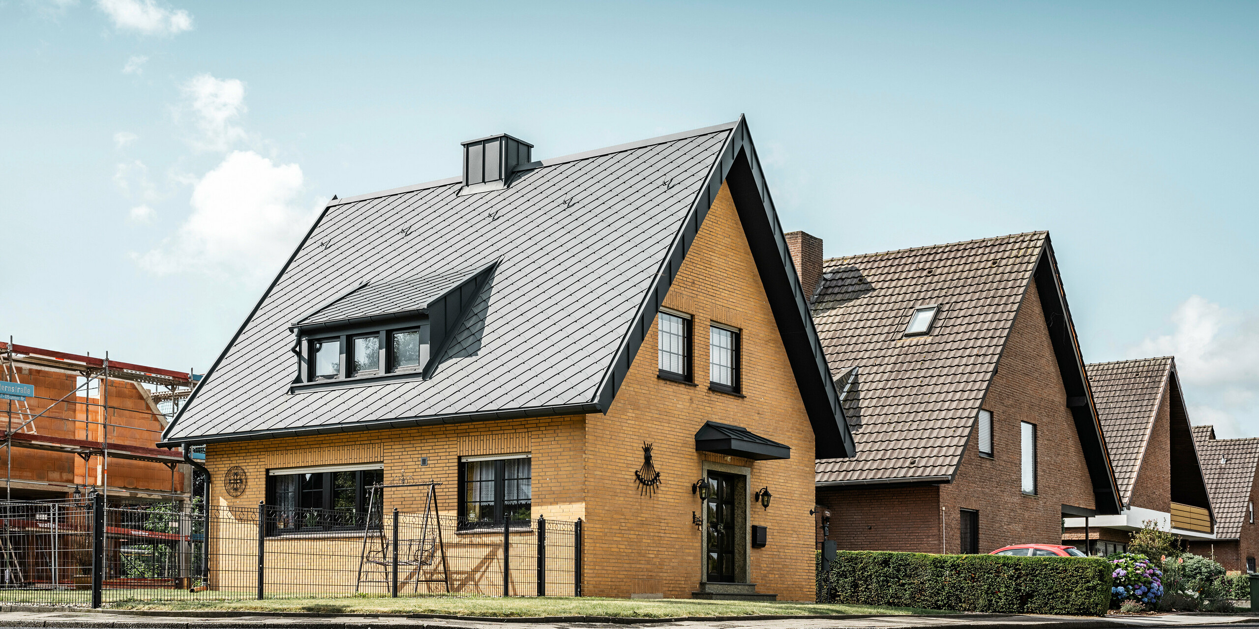 Losange de toiture 29x29 PREFA, joint debout PREFALZ, gouttière suspendue et tuyau de descente de couleur P.10 anthracite ornent une maison individuelle à Tönisvorst.