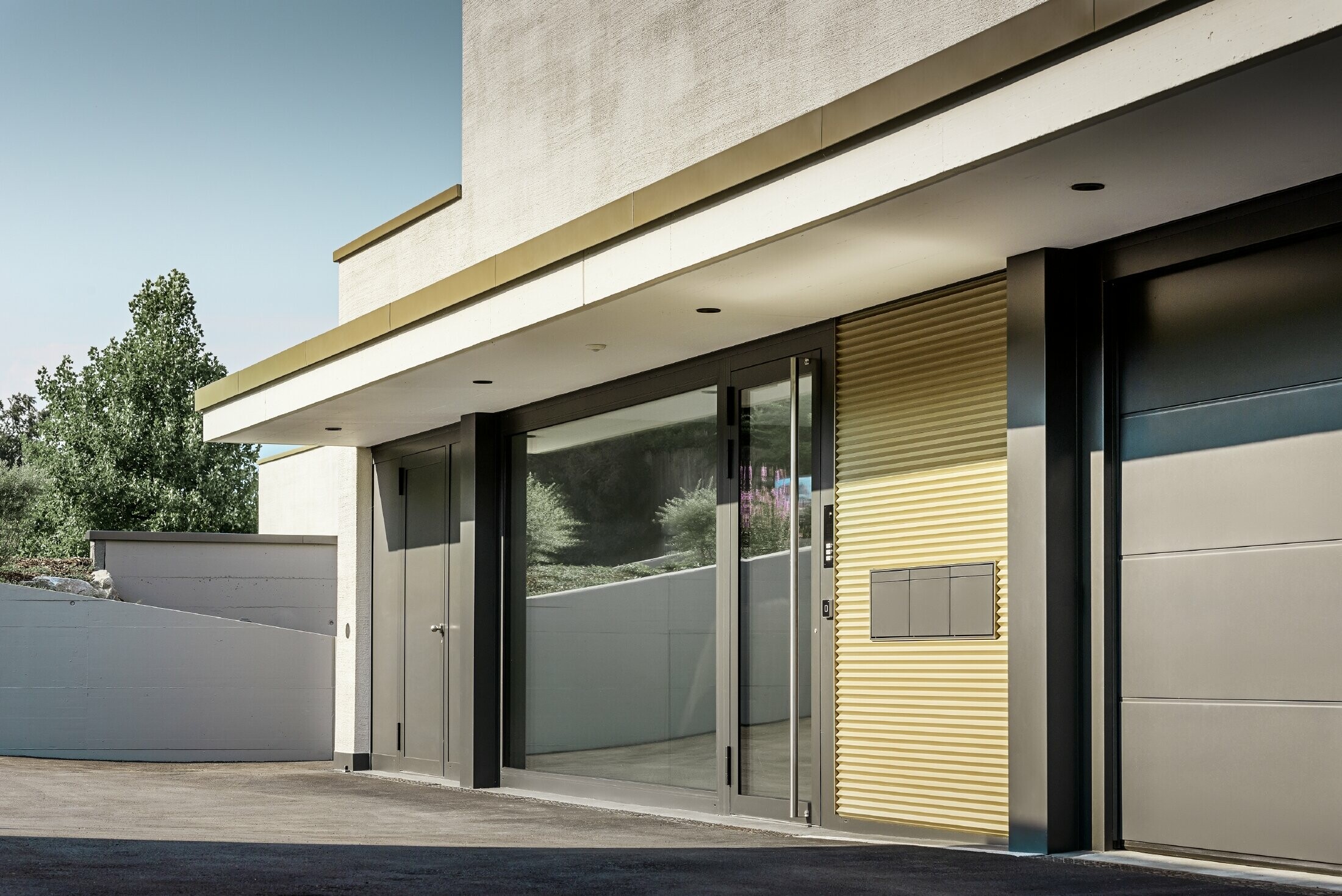 L’entrée de l’immeuble d’habitation a été valorisée avec un profil triangle doré.