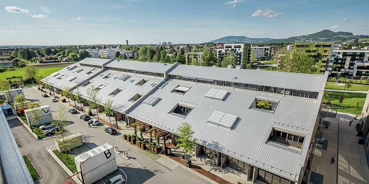 Foto van de Panzerhalle in Salzburg vanuit vogelperspectief; Het dak werd opnieuw gedekt met de PREFA dakpan in zilvermetallic.