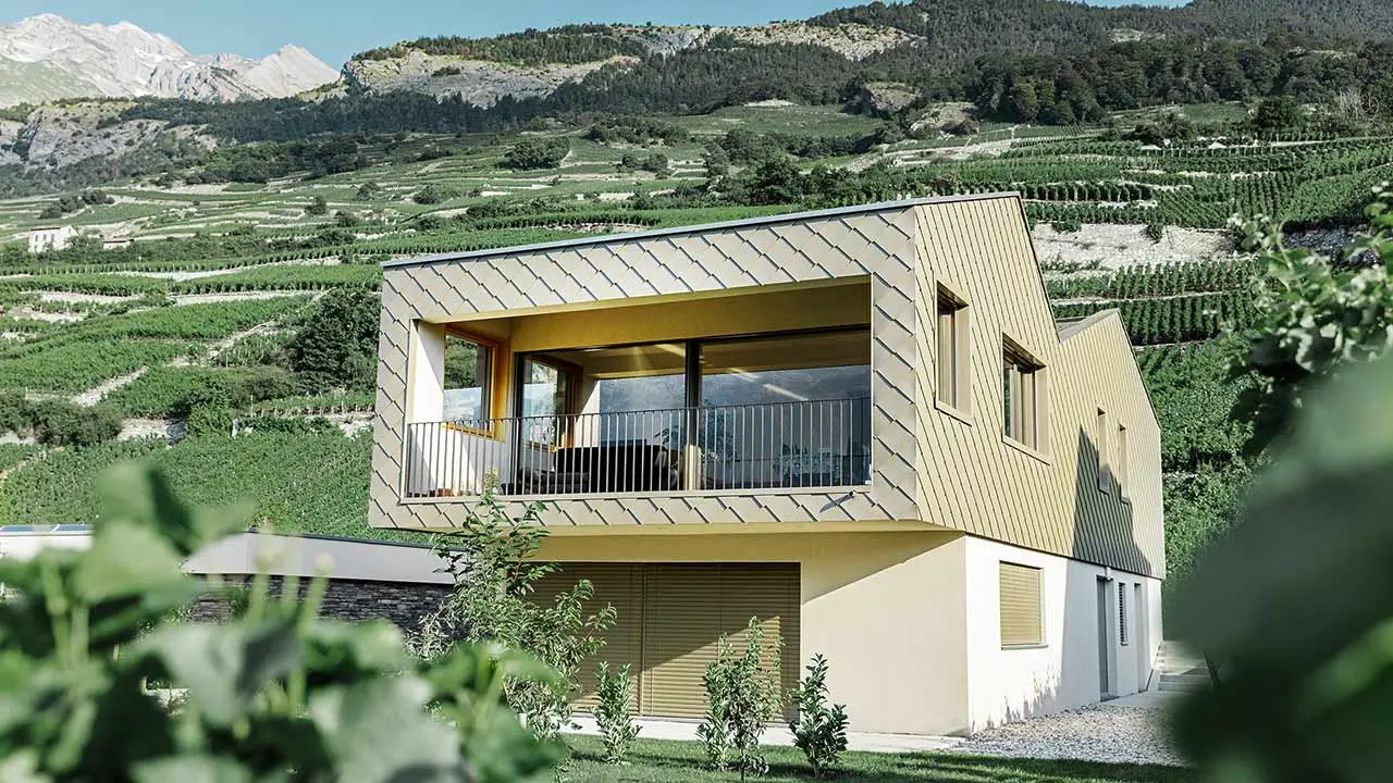 Modernes Einfamilienhaus in den Weinbergen des Rhônetals mit der PREFA Wandraute in Bronze verkleidet mit unterschiedlichen Dachhöhen