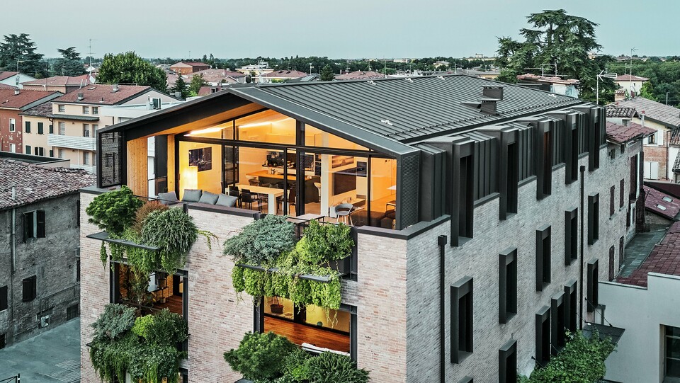 Maison durable en Italie avec toiture en aluminium PREFALZ et façade en briques végétalisée.