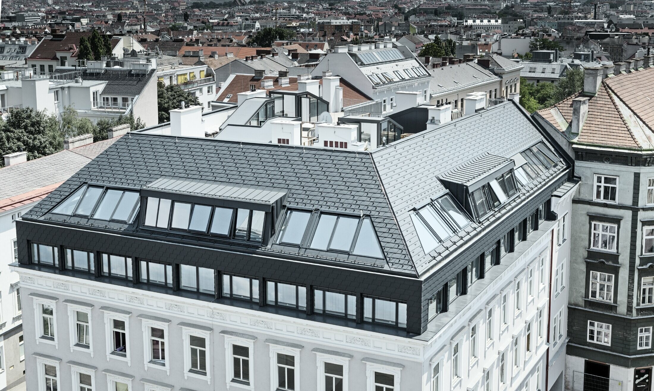 Aménagement d’un toit à Vienne avec les bardeaux de toiture PREFA et Falzonal en anthracite